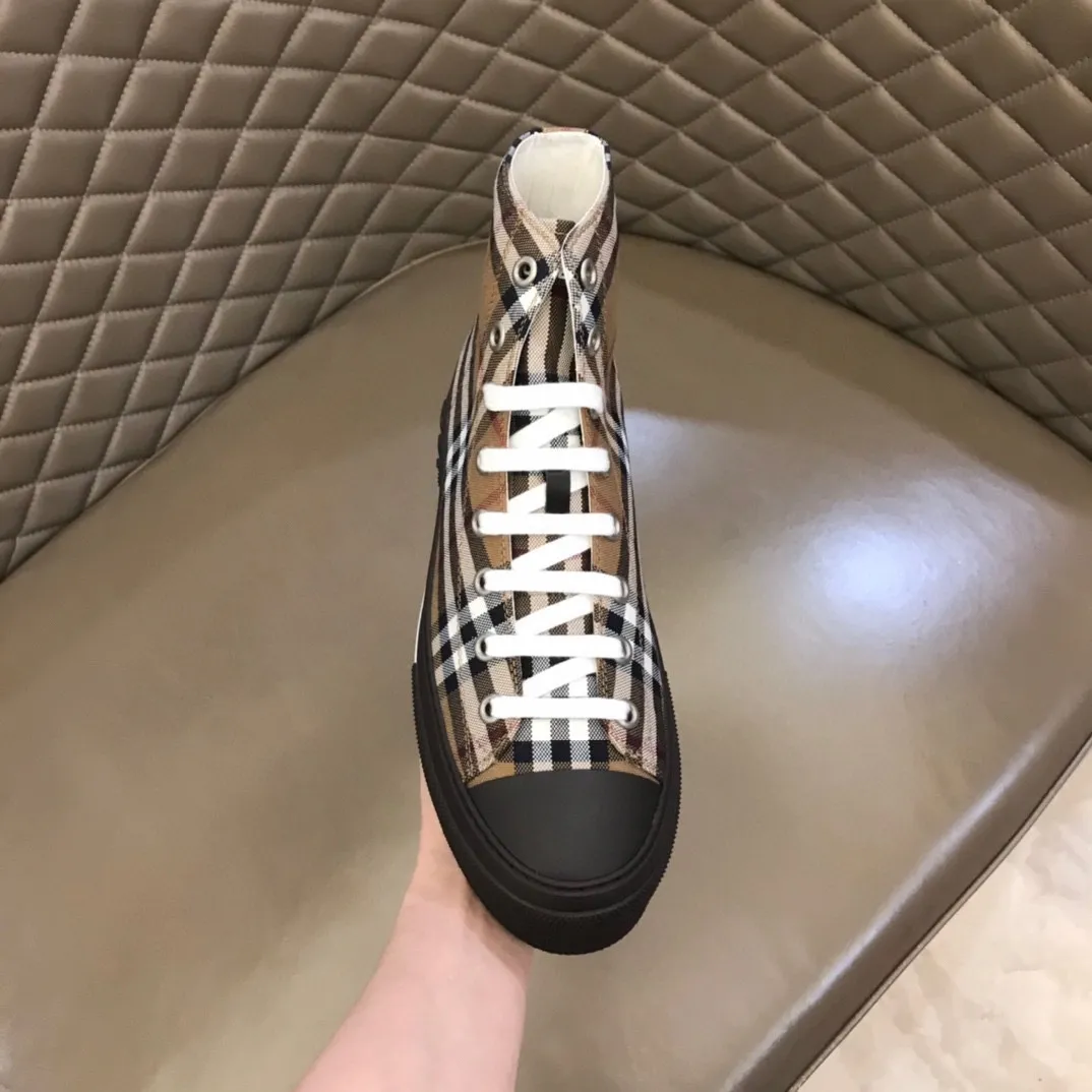 ¥420▫️B’s men’s classic high-top sneakers are reinterpreted in Vintage plaid cotton material and decorated with a new brand logo. First-layer cowhide lining, embossed Burberry logo on the heel, and original TPU outsole! 38-45